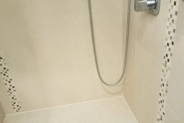 bathroom102555A21C-C6B9-3250-2EBA-9CC099FFF445.jpg